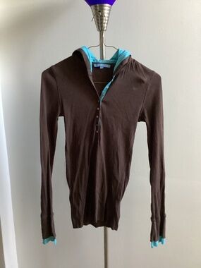 Contrast coloured hooded long sleeve shirt